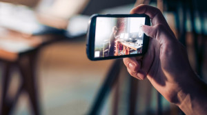 إسماعيل عزام | الصحافة الرقمية تحلِّق في فضاء الفيديو